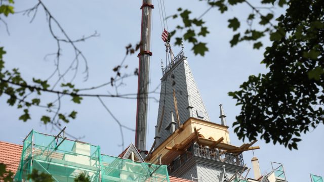 Zakładanie hełmu na wieżę