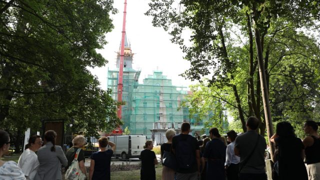 Zakładanie hełmu na wieżę