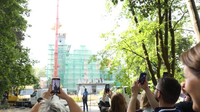 Zakładanie hełmu na wieżę