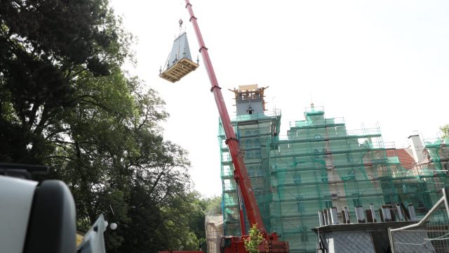 Zakładanie hełmu na wieżę