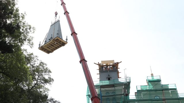 Zakładanie hełmu na wieżę