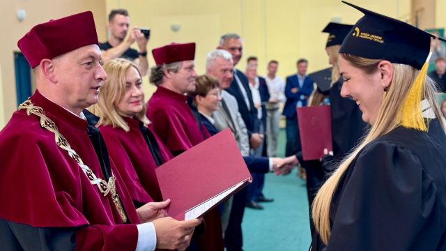 Wręczenie dyplomów absolwentom Wydziału Lekarskiego UO