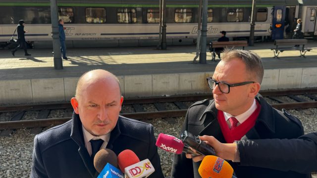 Konferencja prasowa na dworcu