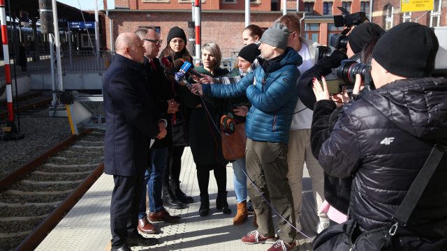 Konferencja prasowa na dworcu