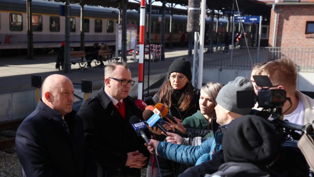 Konferencja prasowa na dworcu
