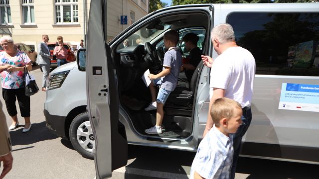 Przekazanie trzech busów