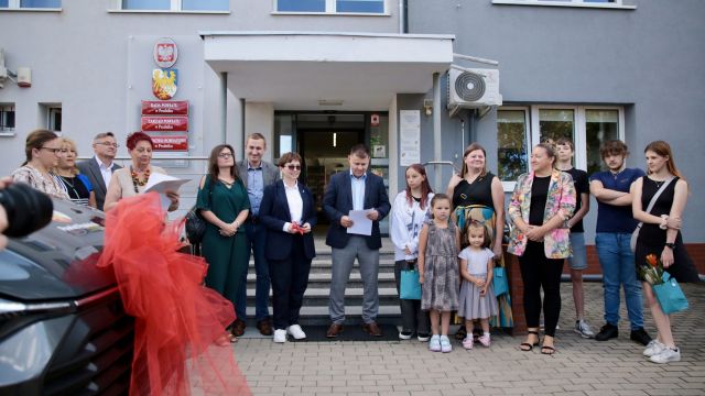 Przekazanie busa rodzinie zastępczej