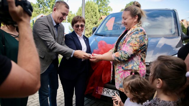 Przekazanie busa rodzinie zastępczej
