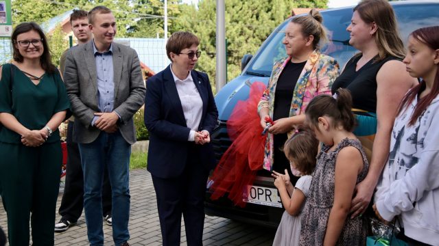 Przekazanie busa rodzinie zastępczej