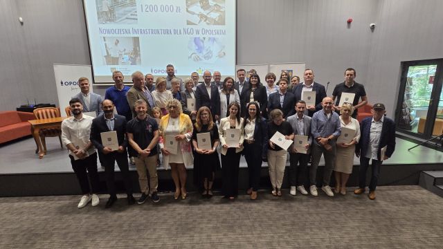 Wręczenie umów organizacjom pozarządowym