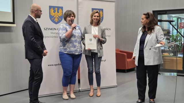 Wręczenie umów organizacjom pozarządowym