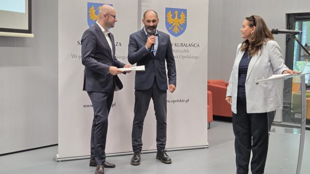 Wręczenie umów organizacjom pozarządowym