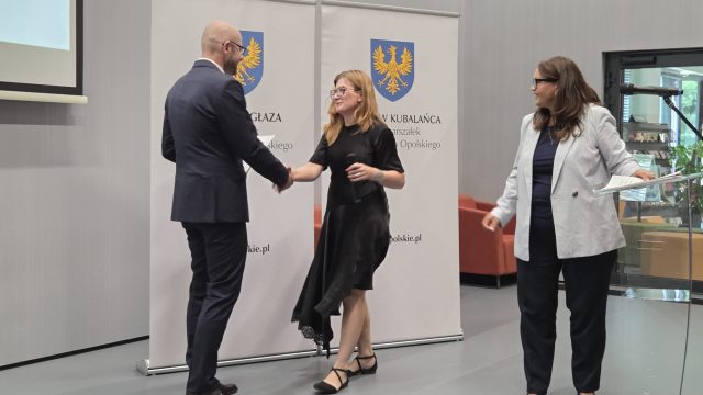 Wręczenie umów organizacjom pozarządowym