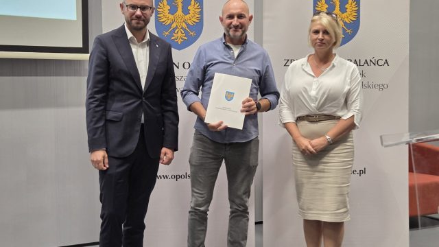 Wręczenie umów organizacjom pozarządowym