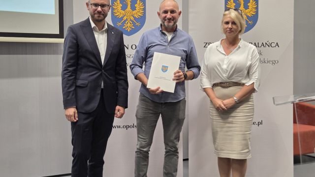 Wręczenie umów organizacjom pozarządowym