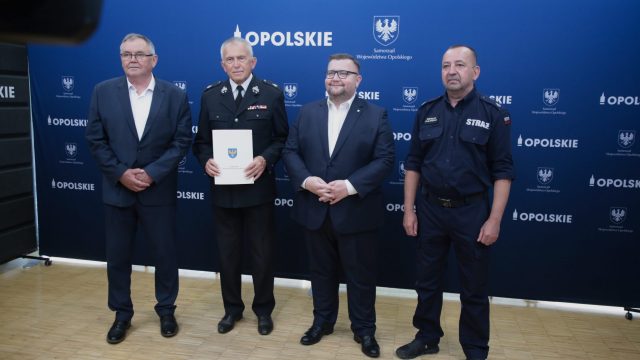 Przekazanie umowy dla strażaków