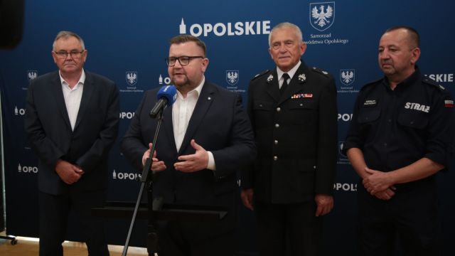 Przekazanie umowy dla strażaków