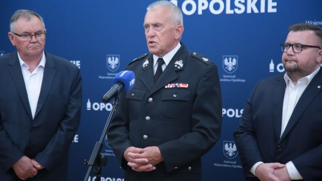 Przekazanie umowy dla strażaków