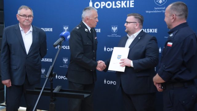 Przekazanie umowy dla strażaków