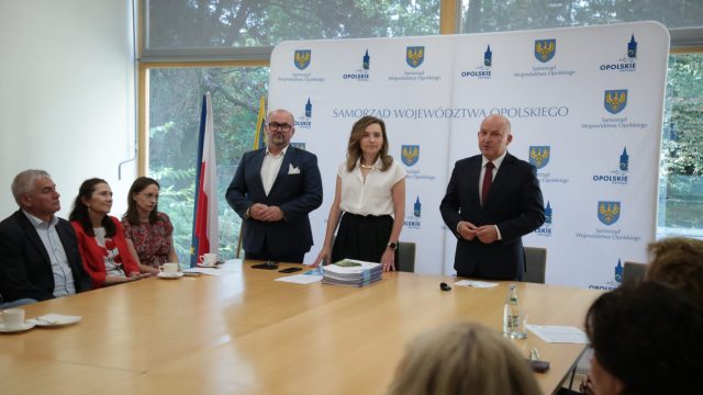 Wręczenie umów beneficjentom LGD