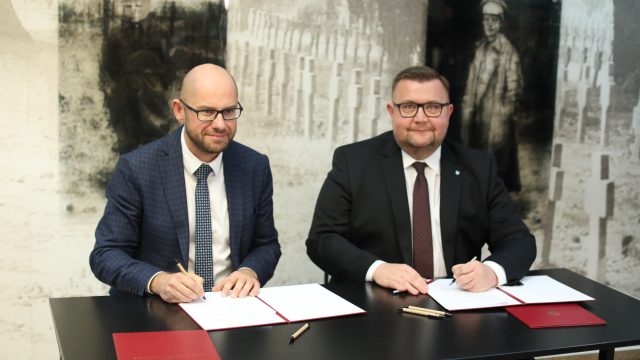 Podpisanie umowy w CMJW