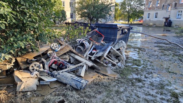 Strażacy podczas usuwania skutków powodzi