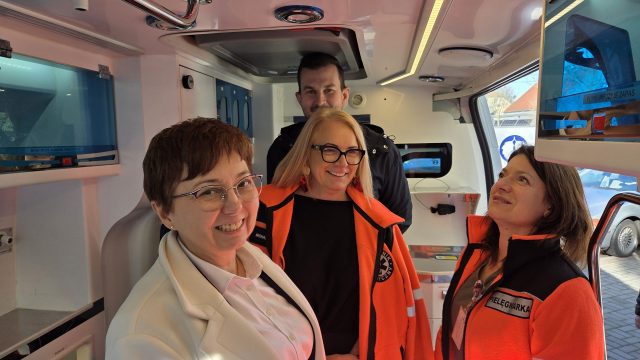 Przekazanie karetki dla szpitala w Kup