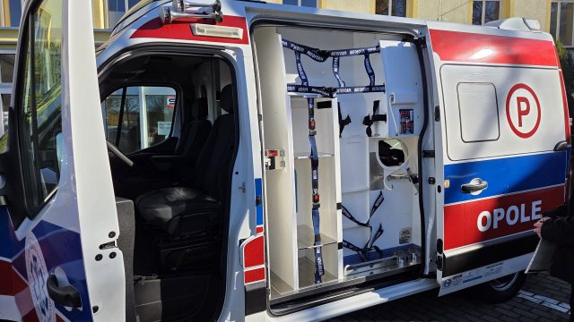 Przekazanie karetki dla szpitala w Kup