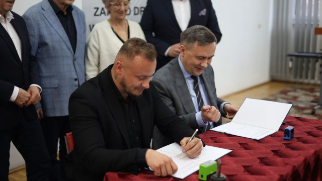 Podpisanie umowy na remont drogi w Sowinie