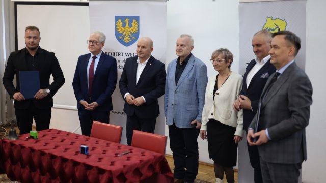 Podpisanie umowy na remont drogi w Sowinie