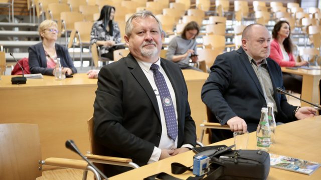 Umowy na inicjatywy zagraniczne