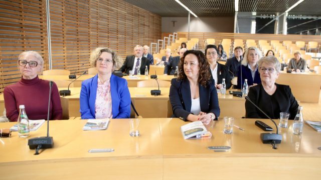 Umowy na inicjatywy zagraniczne