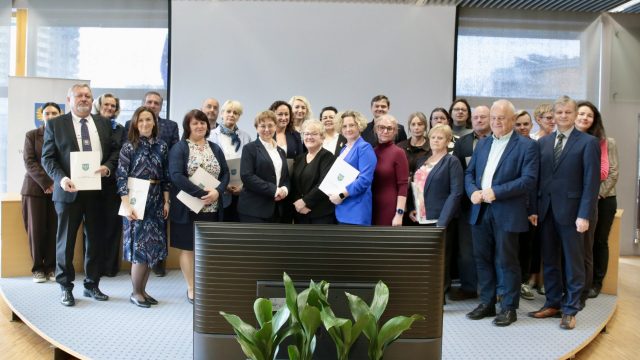 Umowy na inicjatywy zagraniczne