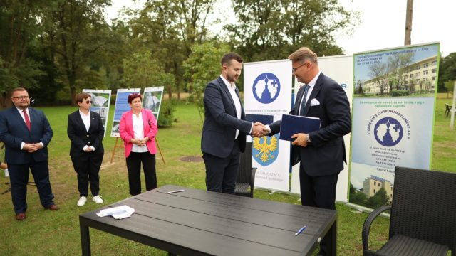 Podpisanie umowy w Pokoju